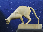 H삩яoؒ̔L@a wood carved cat jumping off the table