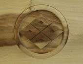 Ɩ_ۂɎlڕH Japanese family crest of wood carving